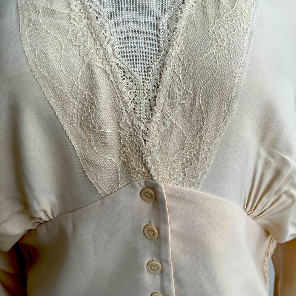 Beautiful cropped blouse by Zara. Brand new